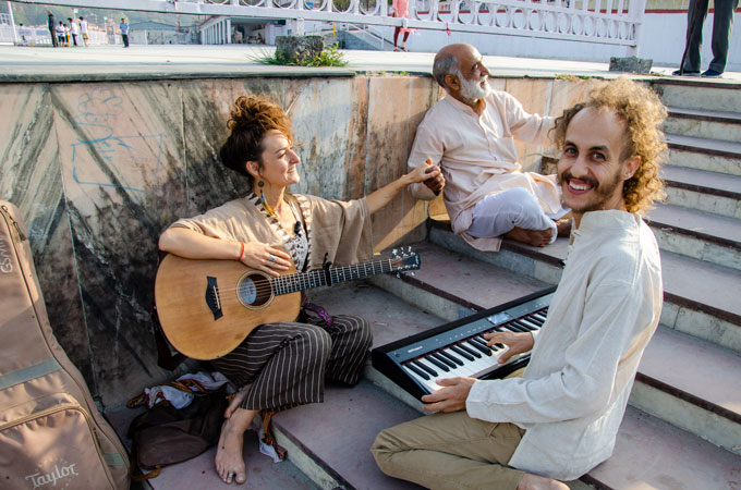 Muzikanti z videoklipu ILHAAM projekt.