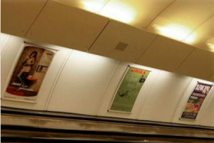B1 reklamní plakáty u eskalátorů v metru