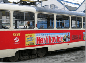 polep tramvaje v rámci venkovní reklamy na dopravním prostředku