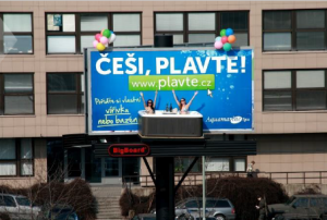speciální billboard s hosteskami ve vířivce ve vzduchu