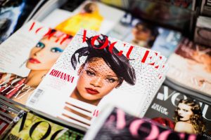 ukázky jednotlivých vydání časopisu Vogue na hromadě vedle sebe