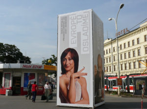 hypercube v centru města s reklamou