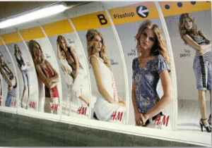 reklama v metru v přestupní stanici
