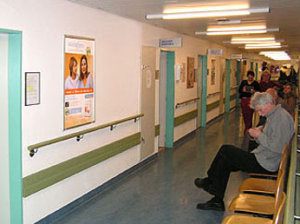 reklamní plakáty v čekárně v nemocnici