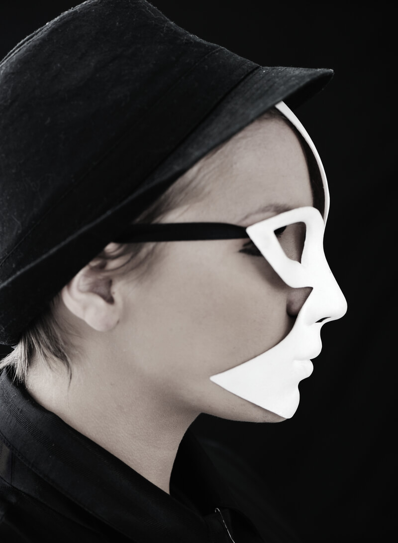 Žena s maskou